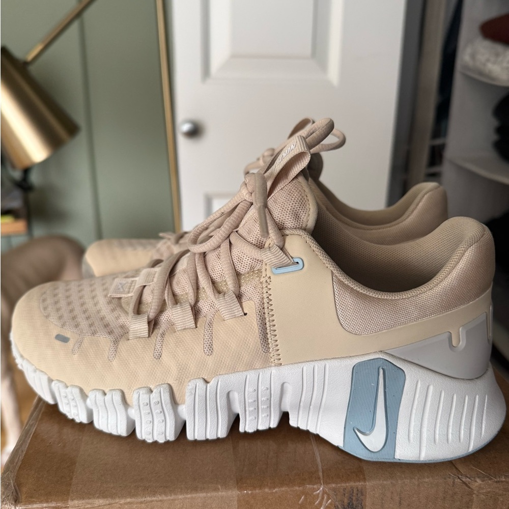 Nike Beige and White Sneakers with Blue Detail